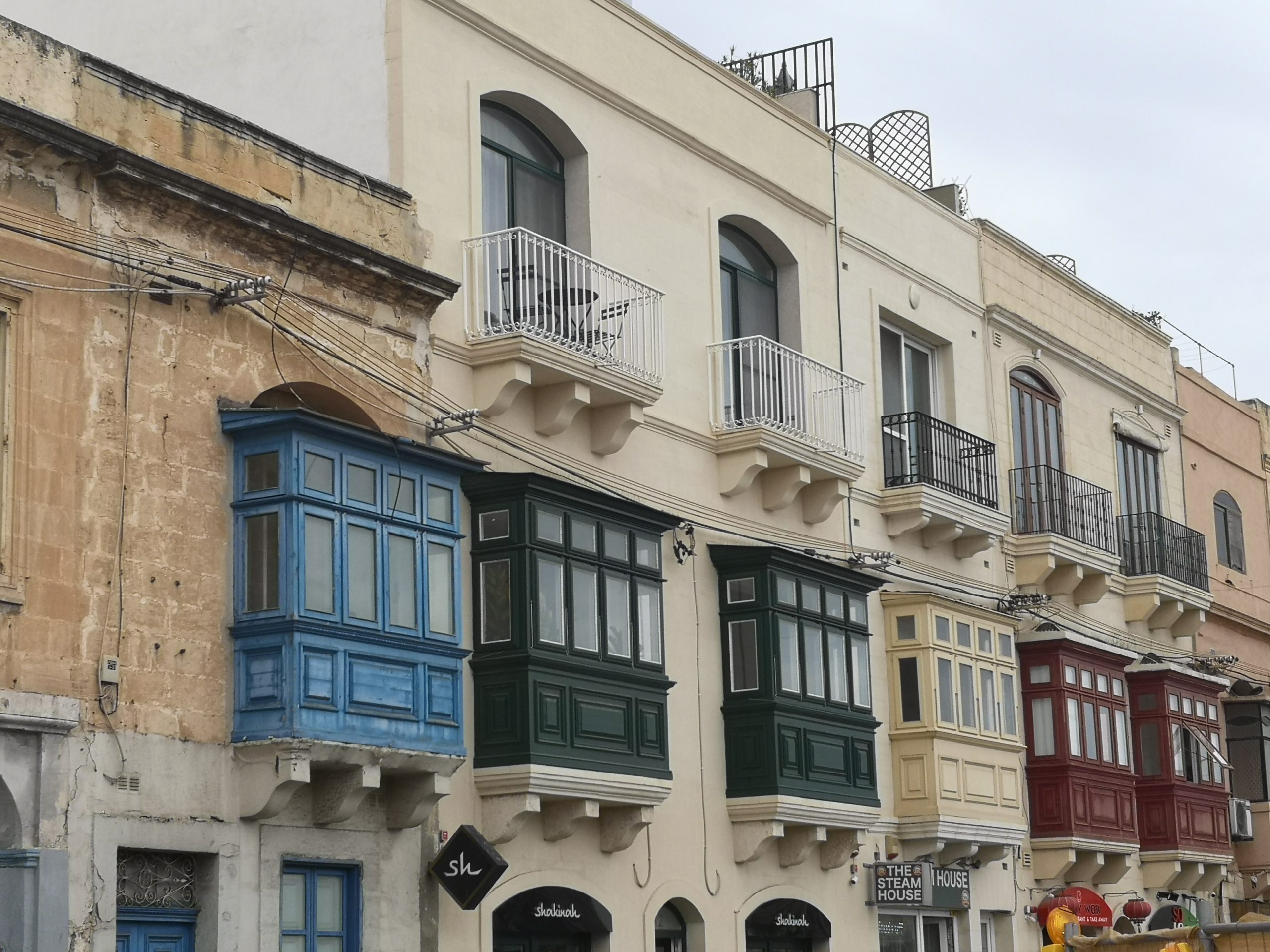 Pestrofarebné balkóny sú skutočnou ozdobou každého domu na Malte