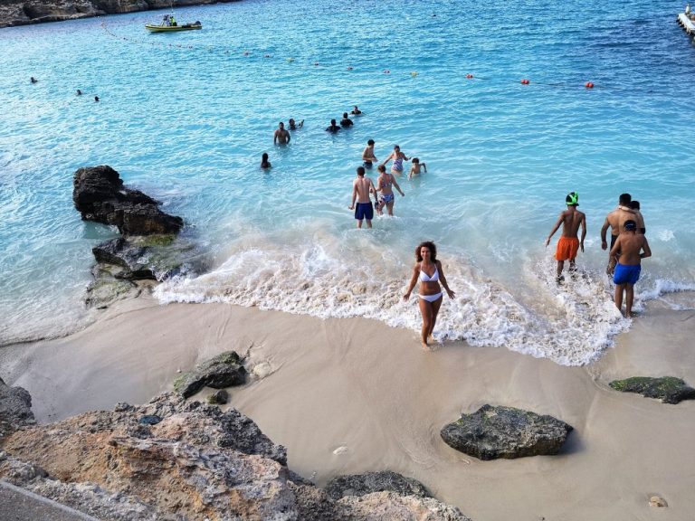 Najznámejšia pláž na ostrove Comino je miniatúrnych rozmerov, navštívte ju čo najskôr dopoludnia