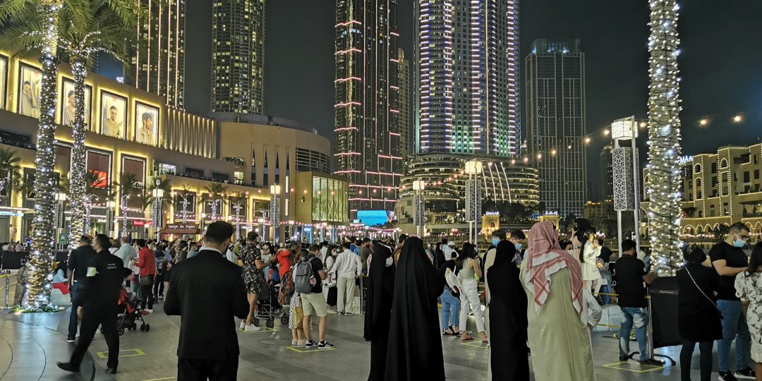 Turisti pred luxusným nákupným centrom Dubaj Mall