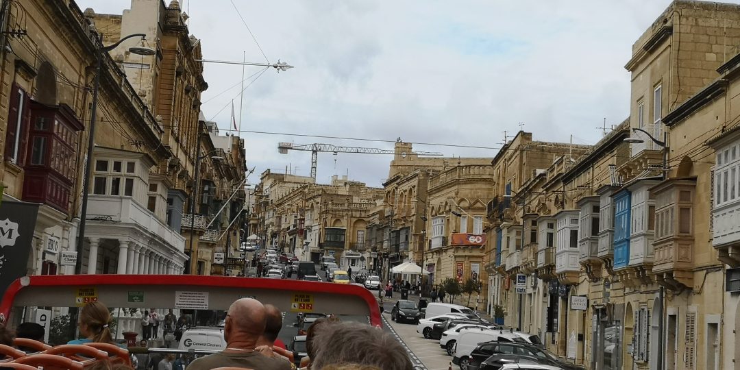 Zákutia ostrova Gozo zo strechy autobusu