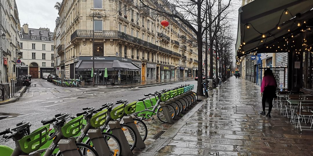 Paríž bicyklom a behom_dokovacia stanica so zdieľanými bicyklami