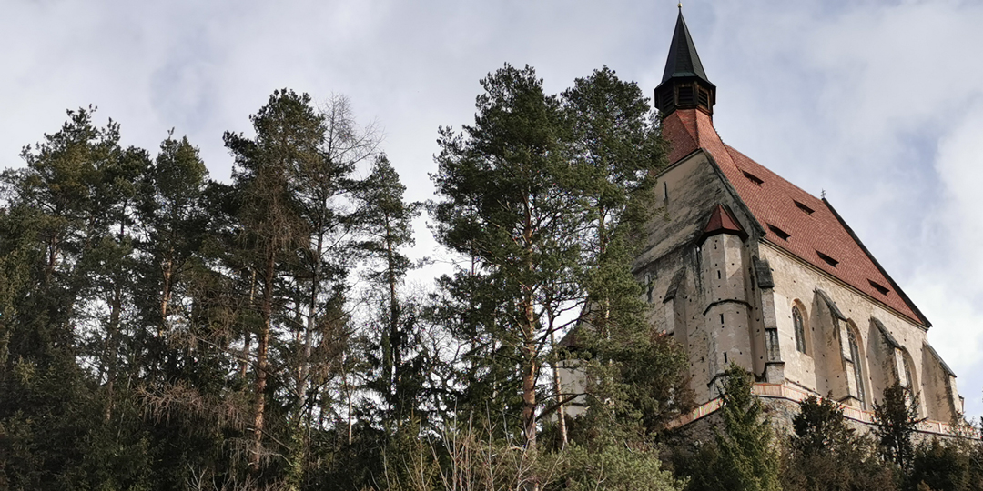 Kamenný kostol z 15. storočia v dedinke Kirchberg am Wechsel