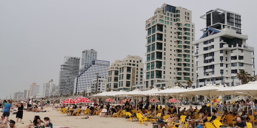 Tel Aviv po celej jeho dĺžke lemujú pláže so zlatistým pieskom a hotely s výhľadom na more