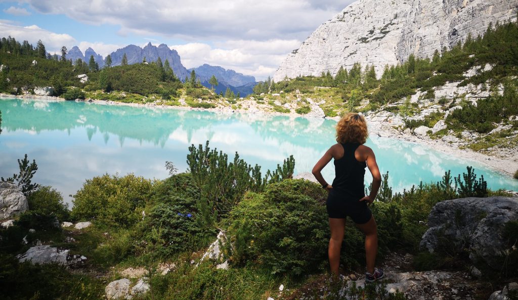 Lago di Sorapiss je jedným z najobľúbenejších turistických cieľov v celých Dolomitoch