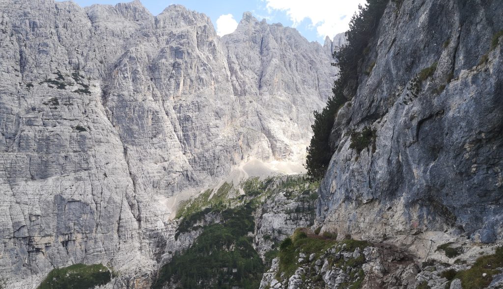 Na náročnejších úsekoch výstupu na Lago di Sorapis sú reťaze