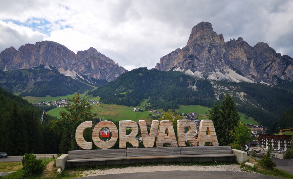 Cyklotúry v Dolomitoch: Vstup do mesta Corvara