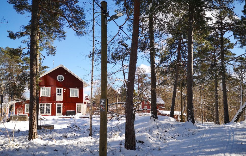 Typické švédske domy popri bežkárskych trasách v Hellasgården