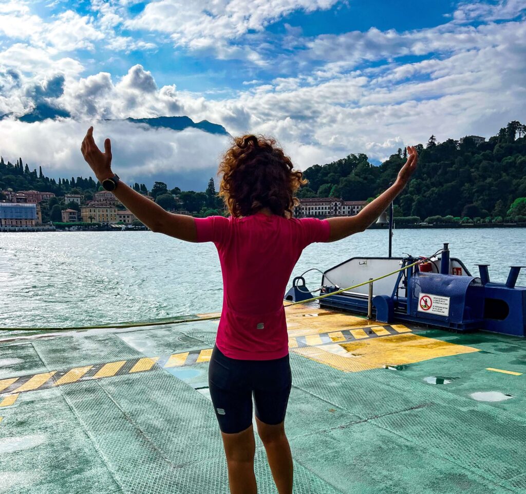 Na bicykli okolo jazera Lago di Como_Na plaviacej sa lodi na jazere Como