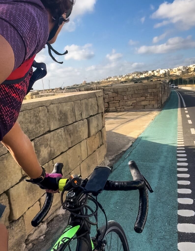 Malta na bicykli_jazda na cyklopruhu na ľavej strane cesty