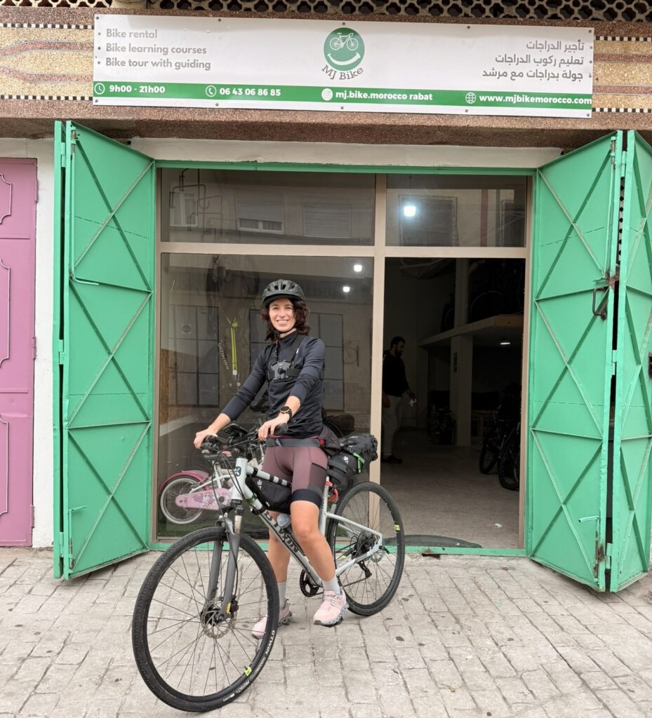 Maroko na bicykli_pred cyklopožičovňou v Rabate